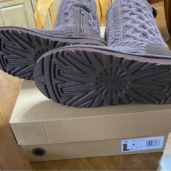 UGG CLASSIC CARDI CABLED KNIT BROWN BOOTS - WOMEN'S 8 - Picture 7 of 15